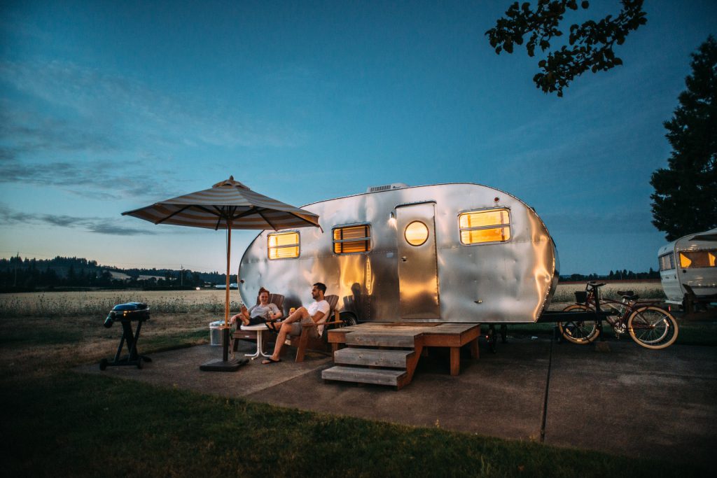 interieurtipper man vrouw woonwagen camper